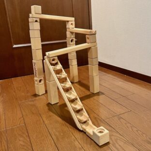 出産祝いに最適！〜動きと音のある木の積み木