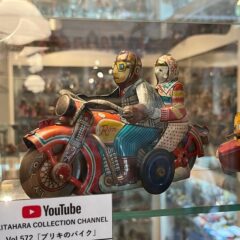 鈍色(にびいろ)に変色したブリキのおもちゃ