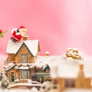 サンタクロースが煙突から？プレゼントはなぜ靴下に？その理由のあたたかな逸話