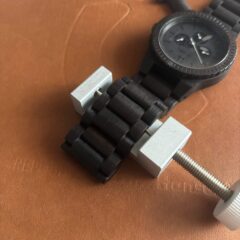 木の時計のベルト調整