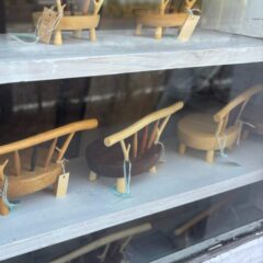 小さな木の椅子に、ほっと心が和む。横浜大桟橋で出会ったミニチュア家具